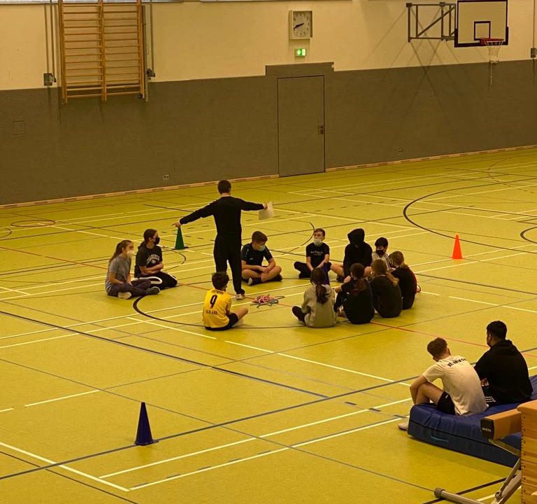 Gruppenbesprechung im Sportunterricht an der IGS Celle